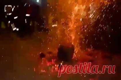 Рядом с главой Минздрава Турции взорвался обогреватель. Министр здравоохранения Турции и десятки врачей чуть не погибли при взрыве уличного обогревателя в полевом госпитале Хатайя. На кадрах видно, как глава Минздрава и группа медиков стоят вокруг небольшой печи, которая неожиданно взрывается и обдает присутствующих пламенем и раскаленными углями.