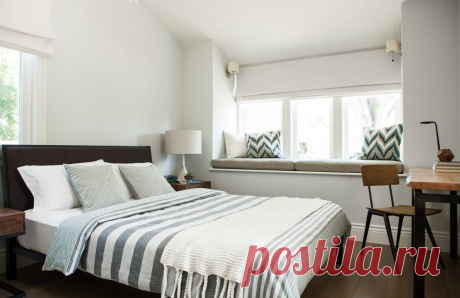 Для спальни: постельное белье из хлопка — да; множество декоративных подушек — нет. Такой список базовых и лишних предметов мы собрали для каждой комнаты, проверьте комплектацию своей квартиры!