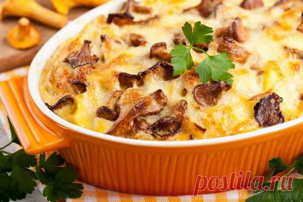 Картофельный гратен с курицей и грибамиИнгредиенты:2 куриные грудки4 картофелины~10 маленьких шампиньонов100 гр. сыра1 луковица1/2 стакана молока или нежирных сливоксоль, перецкарри1.Грибы обжарить.2.Сырую куриную грудку нарезать кусочками, картофель кружками.3.В смазанную маслом форму выложить курицу и картофель по кругу.4.Сверху положить обжаренные грибы и кольца лука.5.Посолить,поперчить.<br...