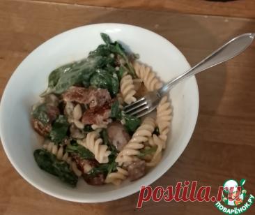 Фузилли с грибным соусом и шпинатом. Фузилли с нежным кремовым грибным соусом, вялеными томатами, шпинатом и пармезаном - один из рецептов из серии &quot;готовится быстро - съедается ещё быстрее&quot;. Это блюдо обязательно порадует вашу семью гармонией и разнообразием вкусов. Его почему-то особенно любят дети, что может быть частью решения проблемы, в тех случаях, когда нужно быстро и вкусно накормить детей.