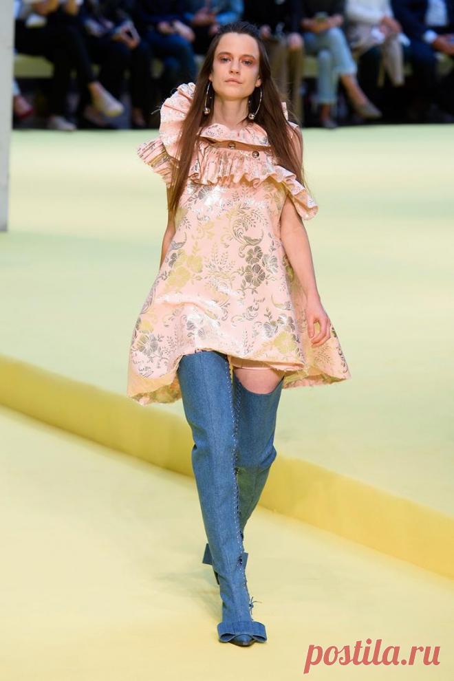 Модная деталь: оборки в минималистских образах Именно! 
Эта деталь одежды становится частью игры в постмодернизм — дизайнеры украшают воланами самые неочевидные вещи из гардероба, подчеркивая свою свободу от любых условностей.
Итак:


 




 




…