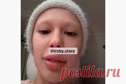 Инстасамка показала лицо без макияжа. Рэперша Дарья Зотеева, более известная как Инстасамка, показала естественную внешность без косметических средств. В размещенном ролике 23-летняя исполнительница предстала сидя в машине в нежно-розовом мохнатом свитере. При этом на кадрах видно, что на лице звезды отсутствует макияж.