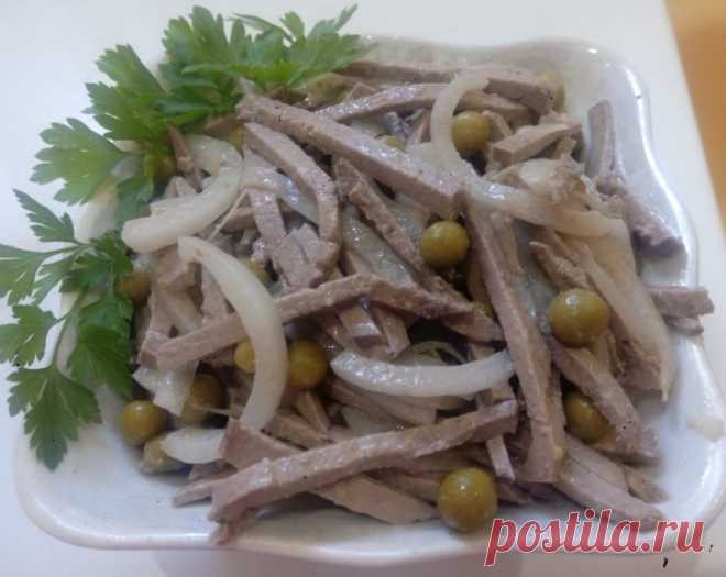 Салат из печени с зеленым горошком и маринованным луком — Sloosh – кулинарные рецепты