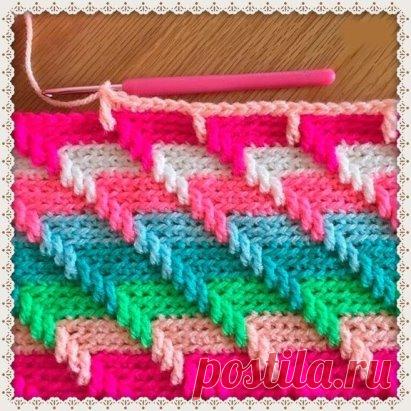 Красивый узорчик.
Описание:
Вязание основного полотна за заднюю дужку петли + через заданный промежут
ок, 1 столбик провязываем на несколько рядов ниже + чередование цветов.