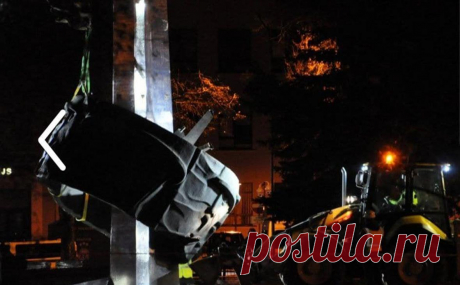 Посольство России осудило снос советских мемориалов в Латвии. МИД России отреагировал на снос советских мемориалов в Даугавпилсе. Посольство обвинило власти Латвии в наплевательстве на мнение сотен тысяч граждан собственной страны