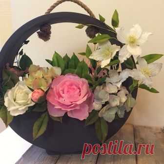 Вот такой необычный и очень красивый букет сделала наша замечательная ученица на курсе ИНТЕРЬЕРНАЯ КОМПОЗИЦИЯ)💐ручная работа🙌🏻
#lepka_school #школалепки #цветыизглины #букетыназаказ #работаученицы #курсинтерьернаякомпозиция #реалистичныецветы #полимернаяглина #холодныйфарфор #обучающиекурсы #мастерклассы #ручнаяработа #краснодар #modernclay #polymerclay #coldporcelain #flowers #claycraft #handmade #krasnodar