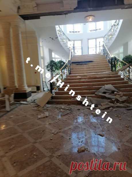Появились фото последствий штурма захваченного дома в Подмосковье. Депутат Госдумы Александр Хинштейн опубликовал в своем телеграм-канале фотографии из дома в подмосковном коттеджном поселке «Шервуд», куда проник и потом там забаррикадировался вооруженный мужчина, позже ликвидированный в ходе штурма.