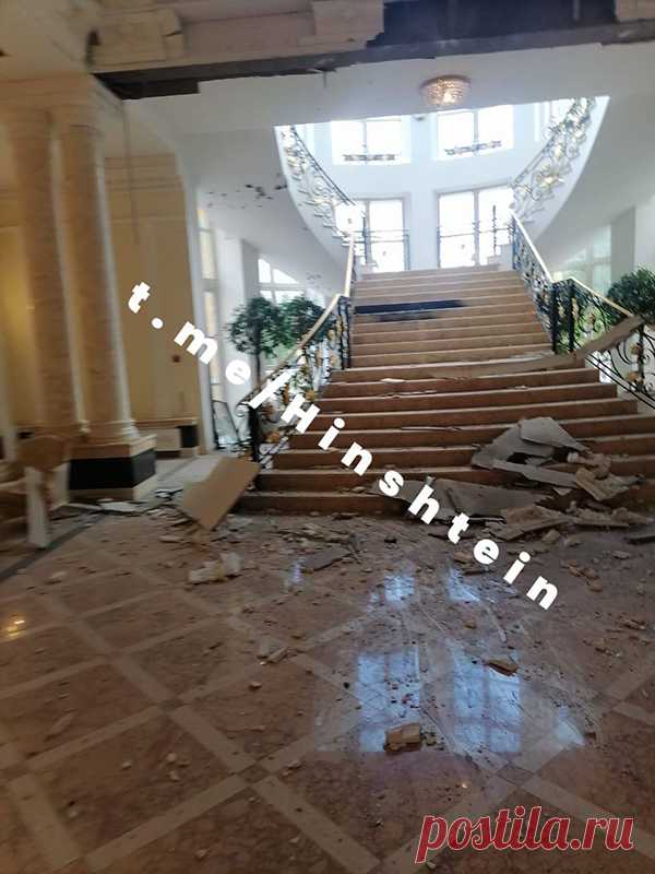 Появились фото последствий штурма захваченного дома в Подмосковье. Депутат Госдумы Александр Хинштейн опубликовал в своем телеграм-канале фотографии из дома в подмосковном коттеджном поселке «Шервуд», куда проник и потом там забаррикадировался вооруженный мужчина, позже ликвидированный в ходе штурма.