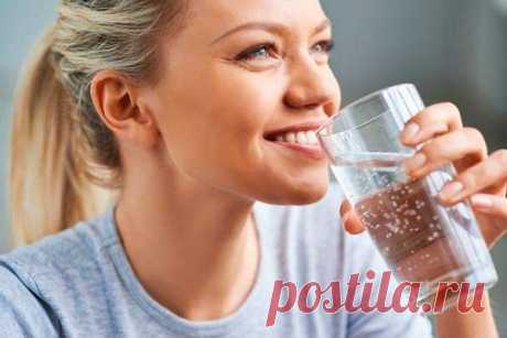 Достаточно ли просто пить много воды для здоровья кожи? — Домашние