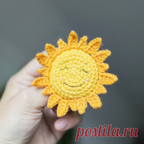 PDF Солнышко и Радуга крючком. FREE crochet pattern; Аmigurumi toy patterns. Амигуруми схемы и описания на русском. Вязаные игрушки и поделки своими руками #amimore - солнце и радуга, брош, брошка, солнышко.