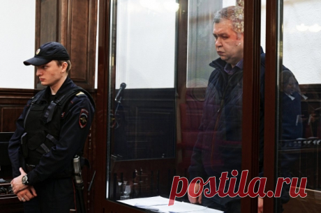 Экс-главу МЧС по Кузбассу приговорили к 10,5 года по делу «Зимней вишни». Бывший главный госинспектор по пожарному надзору МЧС в городе Кемерово Григорий Терентьев получил 8,5 года колонии.