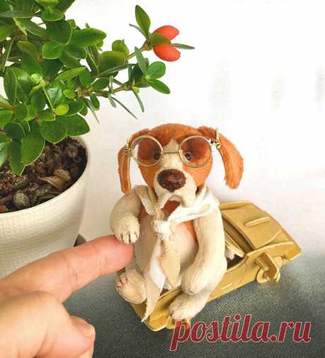 Miniature Handmade Toy Clever dog Beagle Сute Puppy Soft sculpture Teddy Dog Interior Toy Staffed Dog Art Softsculpture Сollectible soft toy Clever dog Beagle 9cm/3.5in (sitting) Sew completely manually from a special plush. Used the technique of Teddy bears and soft sculpture. Glass eyes (Germany) Filled - premium Polyfiber, wool staple and metal small balls for weighting. Paws, ears and tail are reinforced with a thin