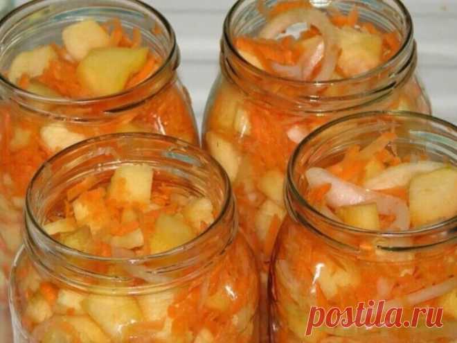 САЛАТ ИЗ КАБАЧКОВ С МОРКОВЬЮ И ЛУКОМ НА ЗИМУ. ПРОСТОЙ В ПРИГОТОВЛЕНИИ И НРАВИТСЯ ВСЕМ!!! 
 
И опять салат с кабачками, вариантов приготовления много и сегодня предлагаю рецепт без болгарского перца и помидор. Приступим к приготовлению! 
 
Приготовление: 
 
Начнём с нарезки овощей. Возьмём кабачки 3 кг, если они без семечек и с мягкой кожицей, то просто нарежем их кубиками, а если семечки крупные и кожица грубая, то очищаем и удаляем семечки и кожуру и только тогда нарежем ...