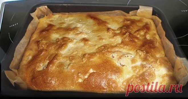 Если у вас есть 4 невкусных яблока, можно быстро приготовить вкусный пирог. Уходит 8-9 минут до духовки Карамельно-сливочный пирог из яблок, которые никто не хочет есть