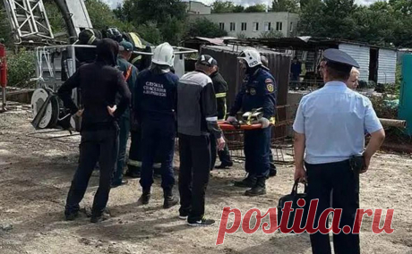 На стройке в Воронеже при обрушении подъемника погибли двое рабочих. На стройплощадке в Воронеже упала подъемная площадка башенного крана с тремя рабочими, двое из них погибли.