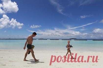 На Мальдивах выявили первый случай заражения омикрон-штаммом. Первый случай заражения омикрон-штаммом коронавирусной инфекцией выявили на Мальдивах. Об этом сообщило агентство по охране здоровья Мальдив (HPA). «Об этом случае стало известно в результате геномного секвенирования, проведенного на положительном образце, взятом у туриста», — говорится в сообщении агентства.