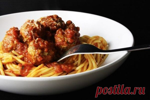 Мясные шарики со спагетти в томатном соусе... / Еда и напитки / вкусно / Pinme.ru