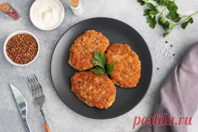 Гречаники: 15 отличных рецептов, которые разнообразят рацион Домашние котлеты с гречкой (те самые гречаники) – станут хорошим перекусом или даже основным блюдом. Они могут быть с мясом или без, с разными добавками, соусами и подливками. Мы собрали большую подборку рецептов гречаников, в которой каждый найдет вариант для себя!