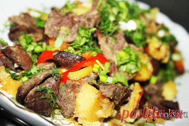 Горшочек с говядиной и овощами Горшочек с говядиной и овощами - отличный вариант для будничного семейного обеда, но и на праздничном столе этому блюду все будут рады. Готовится это сытное, ароматное и очень вкусное блюдо просто и довольно быстро. Подайте его горячим, посыпав свежей ароматной зеленью.