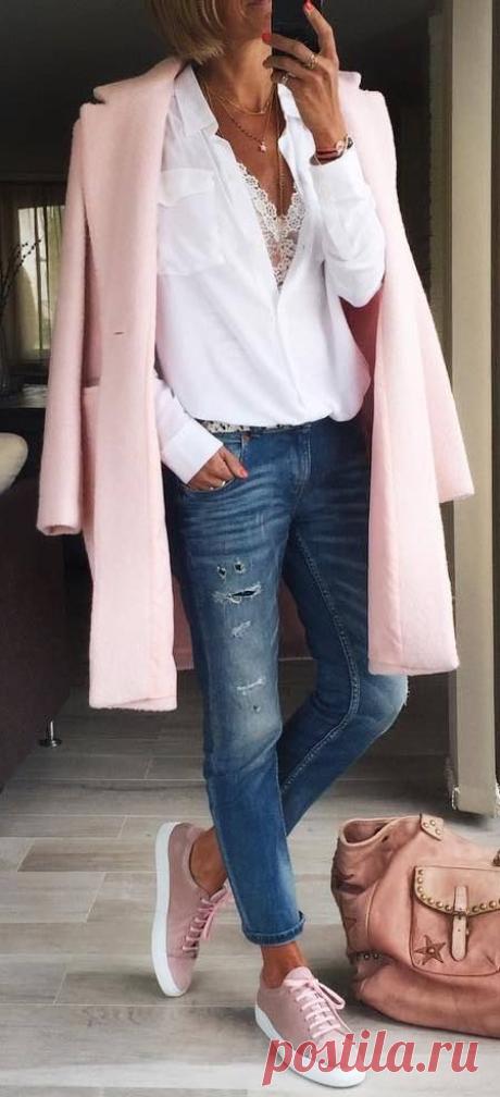 Esta temporada a pesar del frío seguimos dejando traslucir al exterior la ropa lencería ❤❣❤... En este look lo vemos bajo la blusa blanca a la que acompañamos con unos jeans y el toque genial del tono rosado en zapas y abrigo ❇❇❇ Estilo en estado puro