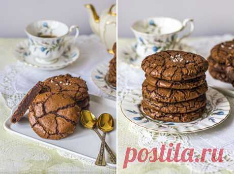Шоколадное печенье- брауни/ Chocolate Brownie Cookies Волшебное, изумительное на вкус печенье. Как только вы попробуете его, вы не сможете его забыть. Мягкая, насыщенная шоколадом текстура,красивые и интересное на вид : все в трещинках и блестящиие. А еще если посыпать хлопьями морской соли для баланса вкуса,то  перед ними невозможно устоять!…