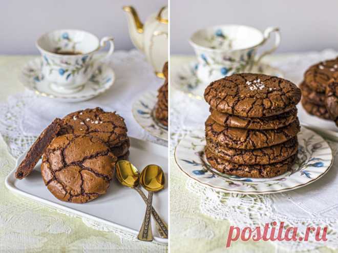 Шоколадное печенье- брауни/ Chocolate Brownie Cookies Волшебное, изумительное на вкус печенье. Как только вы попробуете его, вы не сможете его забыть. Мягкая, насыщенная шоколадом текстура,красивые и интересное на вид : все в трещинках и блестящиие. А еще если посыпать хлопьями морской соли для баланса вкуса,то  перед ними невозможно устоять!…