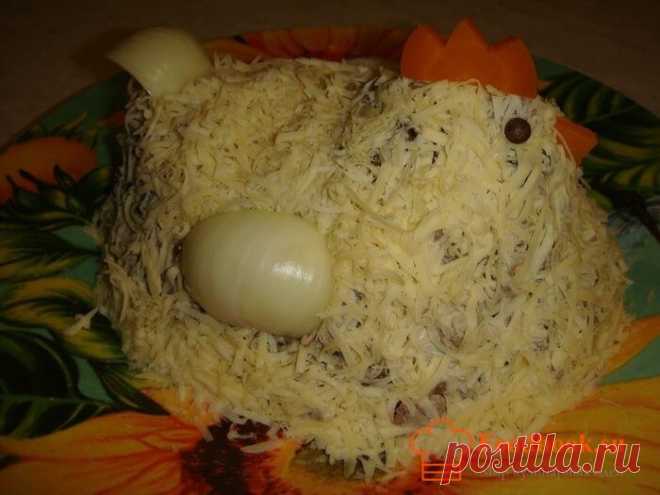 Салат курочка | Foodbook.su Самое сложное в этом рецепте, это придать красивую форму нашему салату, в остальном это отличный и очень простой рецепт салата.