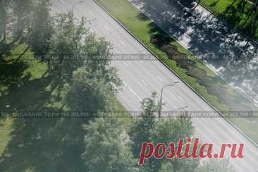Empty city road at summer day, view from above Стоковое фото, фотограф Ilaronsia / Фотобанк Лори