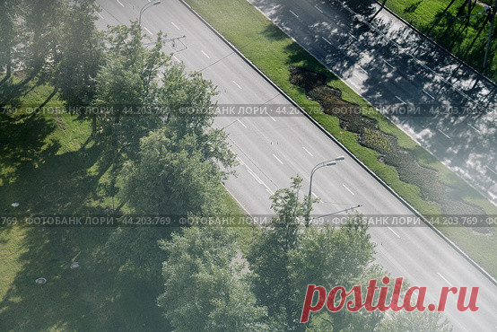 Empty city road at summer day, view from above Стоковое фото, фотограф Ilaronsia / Фотобанк Лори