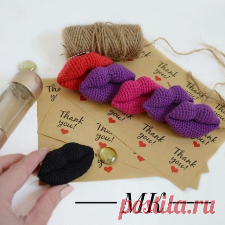 Вязаная брошка - стильная деталь! МАТЕРИАЛЫ: -крючок 1,5  -Alize &quot;bella&quot;/Yarn Art &quot;ideal&quot;  - синтепух  - палочка для набивки (можно использовать карандаш)  - пришивная булавка для броши  - 2 портновские булавки ( для скалывания деталей)  ВЕРХНЯЯ ГУБА:  1) 4сбн в кольцо Амигуруми(4ст)