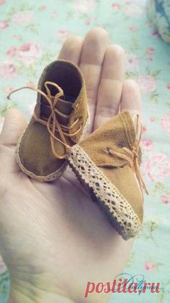 Добрый день).Опишу процесс создания обувки для кукол. Знаю..что готовые выкройки нужно подгонять под ножку, поэтому покажу процесс с нуля). Нам нужно: кожа или толстый картон для подошвы, дублерин или плотная ткань для стельки и уплотнения деталей выкройки, клей прозрачный, замша...