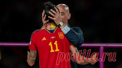 «Неприемлемое поведение»: главу Федерации футбола Испании могут уволить за поцелуй с победительницей ЧМ. Глава Королевской федерации футбола Испании (RFEF) Луис Рубиалес рискует покинуть свой пост на фоне громкого скандала, разгоревшегося после женского чемпионата мира. Во время церемонии награждения функционер на эмоциях поцеловал в губы полузащитника сборной Дженнифер Эрмосо, что многие в стране сочли неподобающим поведением. Его отставки потребовала вице-премьер Испании Иоланда Диас, а RFEF…