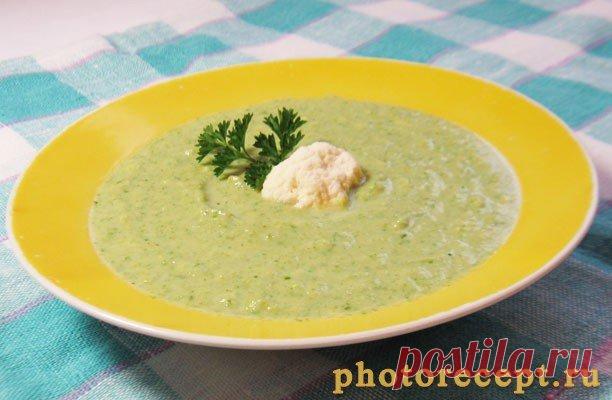 Суп-пюре с брокколи, цветной капустой и шпинатом.