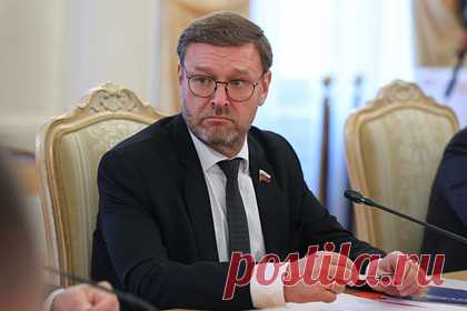 В Совфеде оценили встречу «погрязших в распрях» Зеленского и Джонсона. Вице-спикер Совета Федерации Константин Косачев оценил переговоры «погрязших в распрях» президента Украины Владимира Зеленского и премьер-министра Великобритании Бориса Джонсона. Сенатор отметил, что на встрече в Киеве каждая сторона решала свои собственные проблемы, но не национальные или общеевропейские.