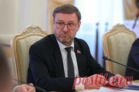 В Совфеде оценили встречу «погрязших в распрях» Зеленского и Джонсона. Вице-спикер Совета Федерации Константин Косачев оценил переговоры «погрязших в распрях» президента Украины Владимира Зеленского и премьер-министра Великобритании Бориса Джонсона. Сенатор отметил, что на встрече в Киеве каждая сторона решала свои собственные проблемы, но не национальные или общеевропейские.