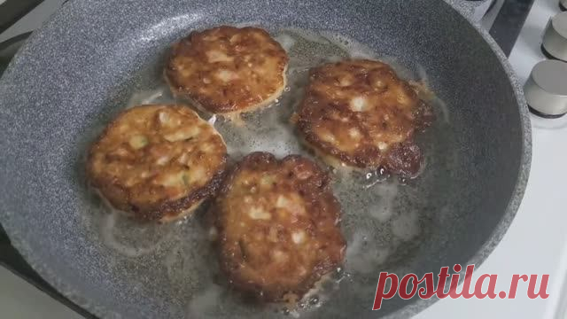 Оладьи с колбасой и сыром | Завтрак на скорую руку ИНГРЕДИЕНТЫ:Колбаса - 100 гр.Сыр - 100 гр.Сметана - 1 ст.лКефир - 50 мл.Яйцо - 2 шт.Помидор - 1 шт.Любая зеленьСоль - 0,5 ч.лСода - 0,5 ч.лМука - 4ст.лПриятного аппетита!