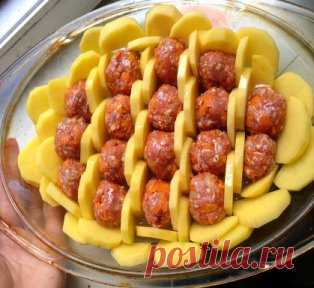 Картофельная Запеканка с Фрикадельками (с мясными шариками) Замечательная идея сытного ужина для всей семьи. Приготовление этой ароматной и вкусной запеканки не отнимет у вас много времени и сил. Картофельная запеканка с фрикадельками непременно удивит ваших гостей и родных Понравилось? Поделись с друзьями! Разверни здесь продолжение↓
 
Картофельная запеканка для многих- это такое супер блюдо детства. 
Кому-то её готовила мама, кто-то с теплотой вспоминает детский садик. 
Из разнообразия многи