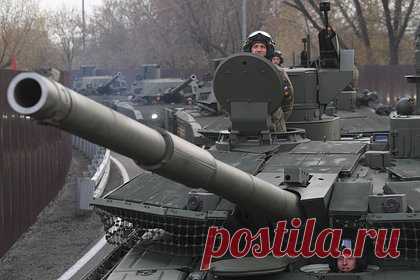 Опубликованы кадры работы российского танка Т-90 «Прорыв» в зоне СВО. Военный корреспондент Евгений Поддубный опубликовал видео работы российского танка Т-90 «Прорыв» в зоне спецоперации. На кадрах машина ведет прицельный огонь, находясь на берегу водоема. Как указывается в публикации, в этой модификации Т-90 есть все необходимое: быстрая перезарядка, мобильность и иное.