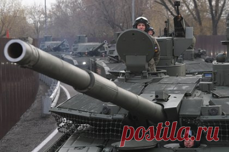 Опубликованы кадры работы российского танка Т-90 «Прорыв» в зоне СВО. Военный корреспондент Евгений Поддубный опубликовал видео работы российского танка Т-90 «Прорыв» в зоне спецоперации. На кадрах машина ведет прицельный огонь, находясь на берегу водоема. Как указывается в публикации, в этой модификации Т-90 есть все необходимое: быстрая перезарядка, мобильность и иное.