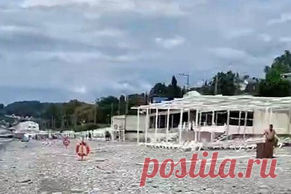 «Слышали? Что-то бомбануло». Туристам в панике пришлось покидать пляжи Сочи из-за атаки беспилотников