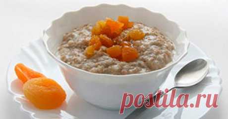 Овсяная каша на воде с курагой и черносливом - Кулинарные рецепты  Овсяная каша на воде с курагой. Очень часто ее едят в семьях на завтрак. Готовить ее можно, как на молоке, так и на воде, и употреблять и с курагой