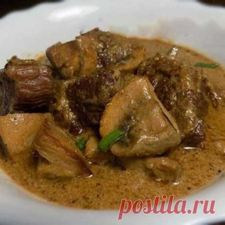 Сливочное рагу из говядины Сливочное рагу из говядины с шампиньонами получается очень нежным, сочным, насыщенным и вкусным. Готовить такое рагу не слишком сложно, в этом рецепте мы тушим мясо в духовке, но это можно сделать и н