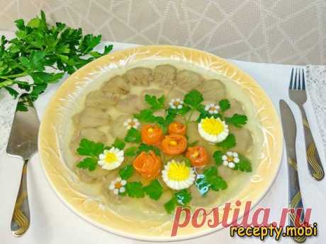 Заливное из свиного языка с желатином
✅Ингредиенты
языки свиные – 3 шт. (700-800 г);
куриный бульон – 500 мл;
желатин – 1,5-2 ст. л.;
яйца (отварные) – 2 шт. (для украшения);
зелень петрушки – для украшения;
соль – по вкусу.
✅Для куриного бульона:
вода – 1 литр;
куриная грудка – 1 шт;
морковь – 1 шт;
соль – по вкусу.