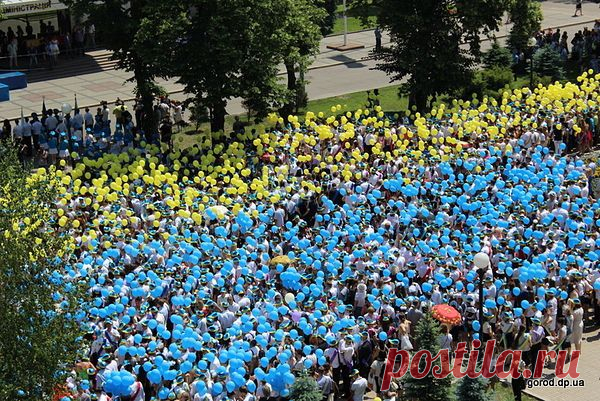 400-метровый Национальный Флаг Украины из воздушных шариков создали днепропетровские школьники. В день окончания школы все выпускники 2014 года взяли в руки желтые и синие шары и прошли парадом по центральным улицам города, 30 мая 2014г. Elen Kukusya
Украина, Днепропетровск