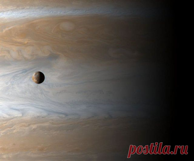 Ио на фоне Юпитера