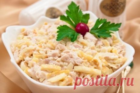 Вкусный праздничный салатик, нежный, но пикантный — салат «Неженка»
Обязательно попробуйте!
Ингредиенты:
400 г. ветчины;4 свежих огурца;180 г. сыра;3 вареных яйца;1 большой зубчик чеснока;соль;майонез.
Приготовление:
Ветчину и огурцы нарезать соломкой.Яйц…