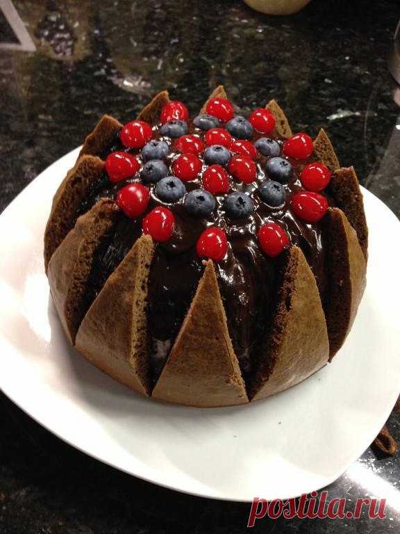 Чудо тортик — Килиманджаро
(рецепт+видео)

На первый взгляд торт выглядит сложно, но это не так. Делать его быстро и интересно. И он очень вкусный.

Ингредиенты

Для бисквита:

5 яиц
180гр. сахара
100гр. муки
30гр. кукурузного крахмала
30гр. какао
50гр. сл.масла комн. темп.
1,5 ч.л.разрыхлителя
ванилин

Крем-начинка:

250мл. сливок 35%
400гр. йогурта (абрикосовый или персиковый)
1 банка консервированных абрикос(425г) (можно взять мандарины, персики, ананас)
13гр.-15гр. жел...