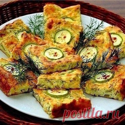 Кабачково-творожная запеканка!
Ингредиенты:
кабачки 400 г без кожуры и семечек
творог нежирный 150 г
сыр твёрдый нежирный 50 г
2 средних яйца
1-2 зубчика чеснока
соль, перец по вкусу.

Кабачки натереть на крупной терке, помять и хорошо отжать от лишней жидкости.
Взбить яйца.
Вмешать во взбитые яйца творог и сыр, потертый на крупной тёрке, посолить по вкусу, добавить измельчённый на чеснокодавке чеснок.
Кабачки смешать с яично-творожной смесью и залить э