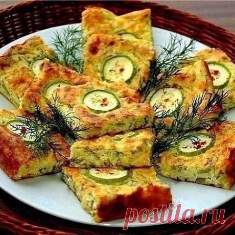 Кабачково-творожная запеканка!
Ингредиенты:
кабачки 400 г без кожуры и семечек
творог нежирный 150 г
сыр твёрдый нежирный 50 г
2 средних яйца
1-2 зубчика чеснока
соль, перец по вкусу.
Кабачки натереть на крупной терке, помять и хорошо отжать от лишней жидкости.
Взбить яйца.
Вмешать во взбитые яйца творог и сыр, потертый на крупной тёрке, посолить по вкусу, добавить измельчённый на чеснокодавке чеснок.
Кабачки смешать с яично-творожной смесью и залить э