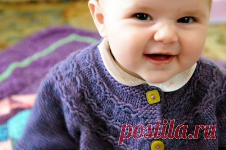 Жакет для малыша спицами

Простой и практичный жакет для малышей украшен рельефным рисунком, который очень легко выполняется снятием петель с протяжкой нити с лицевой стороны изделия. Подходит как для девочек, так и для мальчиков. Отлично смотрится в различной цветовой гамме, в подтверждение чего имеются фото в конце записи.

Понадобится:
150 грамм пряжи толщиной около 331 м. в 140 г. (100% акрил Bernat Softee Baby),
круговые и чулочные спицы № 4,
2 держателя петель,
крючо...